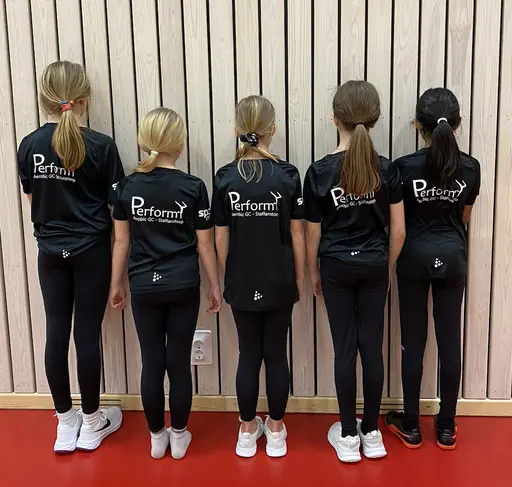 Funktionskläder (t-shirt och tights) överst och overall på nedre bilderna