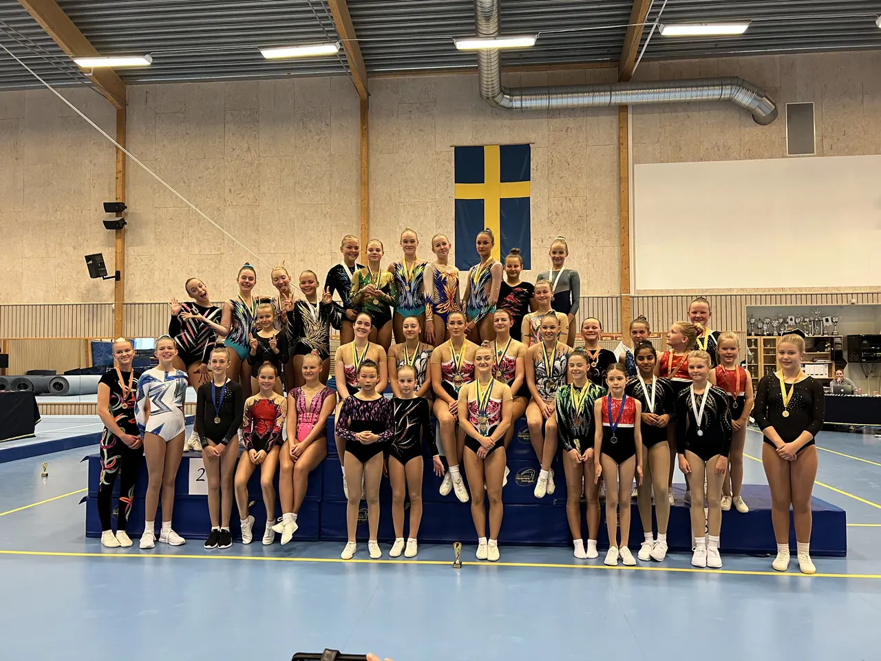 TGDs gymnaster, domare och coacher efter prisutdelningen.
