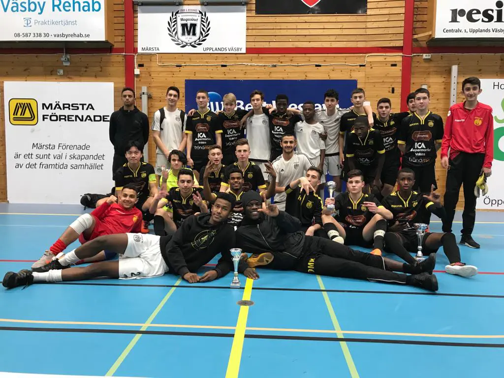 Spelare från både 01 och 03-trupperna då man tog alla tre pokalerna i Märsta indoors P01-klass.