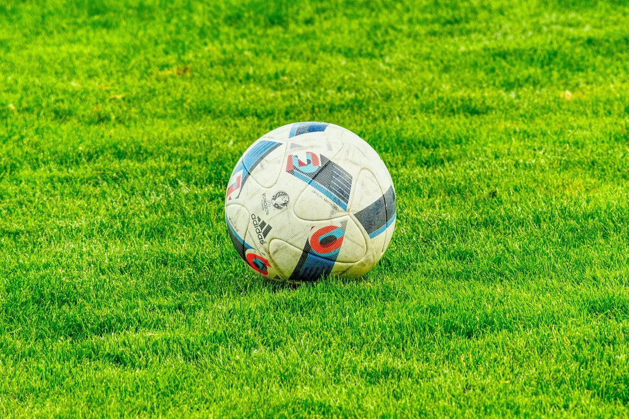 En fotboll - varken mer eller mindre