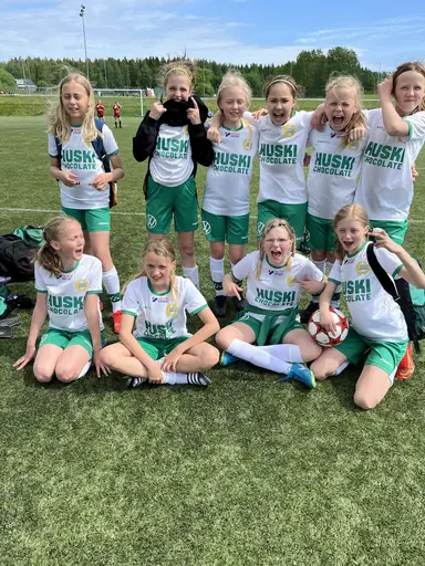 Stolta och nöjda som sig bör efter en fantastisk insats och spel mot 1 år äldre tjejer samt BP´s Akademilag
