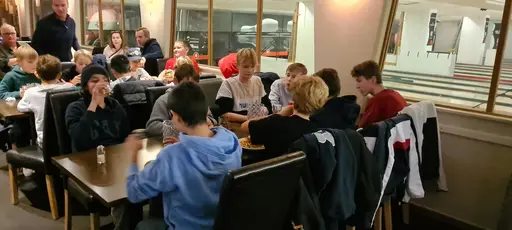 Lagaktivitet 23/10-2022 frågesport, bowling och hamburgare