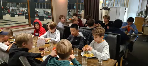 Lagaktivitet 23/10-2022 frågesport, bowling och hamburgare