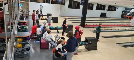 Lagaktivitet 23/10-2022 frågesport, bowling och hamburgare