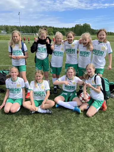 Stolta och nöjda som sig bör efter en fantastisk insats och spel mot 1 år äldre tjejer samt BP´s Akademilag