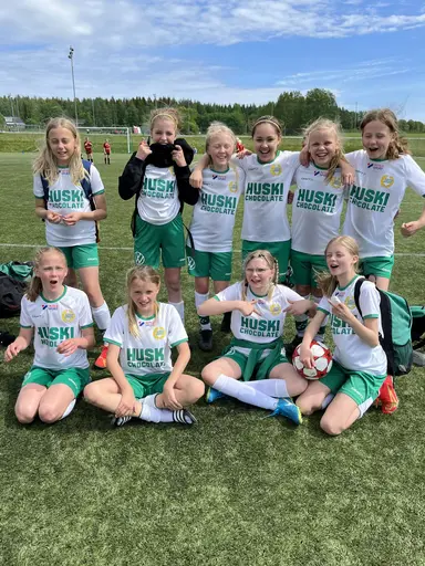 Stolta och nöjda som sig bör efter en fantastisk insats och spel mot 1 år äldre tjejer samt BP´s Akademilag