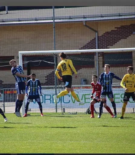 Anton Johansson försöker nicka in bollen.