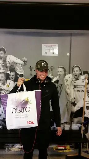 Benji med matkassen Bistro från ICA.