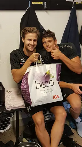 Frågan är om Järsenholt bjöd in Hallqvist med denna bistro kasse?