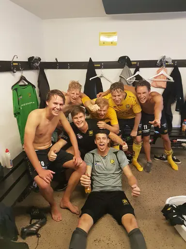 Glada grabbar efter vinst👍