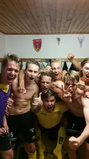 Glädje i omklädningsrummet efter seger i våravslutningen!