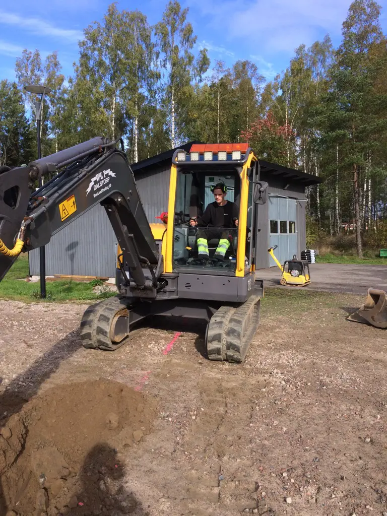 Martin Måhlin dränerar parkering och placerar ut fundamenten till belysningsstolparna