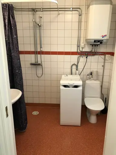 Fyra enrumslägenheter med 4 bäddar vardera finns att hyra.
