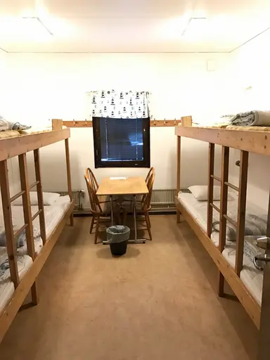 Boende i rum med 4, 6, 8 eller 10 bäddar per rum.