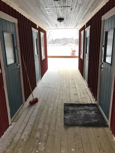 Fyra enrumslägenheter med 4 bäddar vardera finns att hyra.