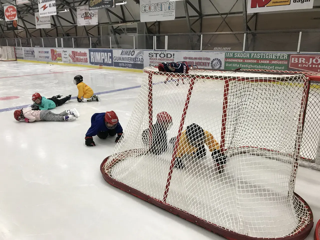 Skoj på Hockeyskolan – att krypa mellan mål var roligt.