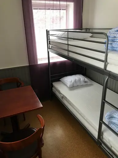 Fyra enrumslägenheter med 4 bäddar vardera finns att hyra.