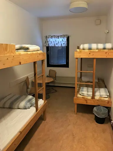 Boende i rum med 4, 6, 8 eller 10 bäddar per rum.