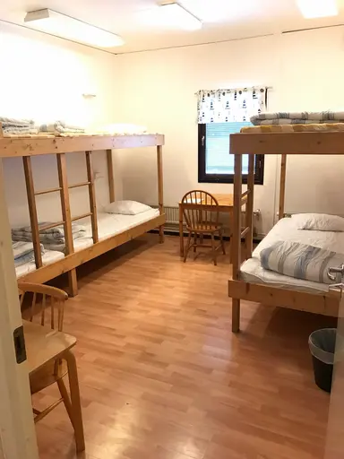 Boende i rum med 4, 6, 8 eller 10 bäddar per rum.