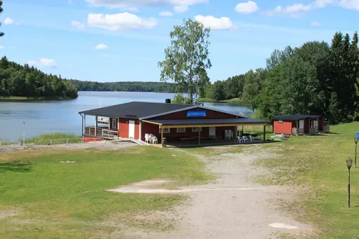Det finns möjlighet att sova i en större sovsal "Arken" som finns på IP.