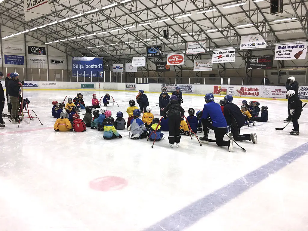Nästan 40 barn var på plats när hockeyskolan drog igång under söndagen