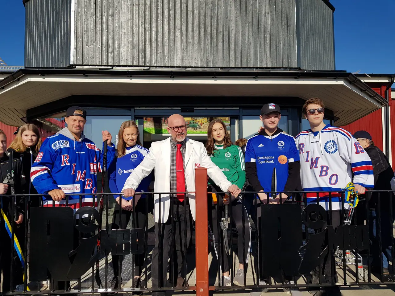 Rimbo IFs representanter tillsammans med ICA Rimbos ägare Åke Svensk. tv: Timothy Avegård, Moa Mattsson, Åke Svensk, Emma Röttorp, Anton Wessberg och Karl Pettersson.