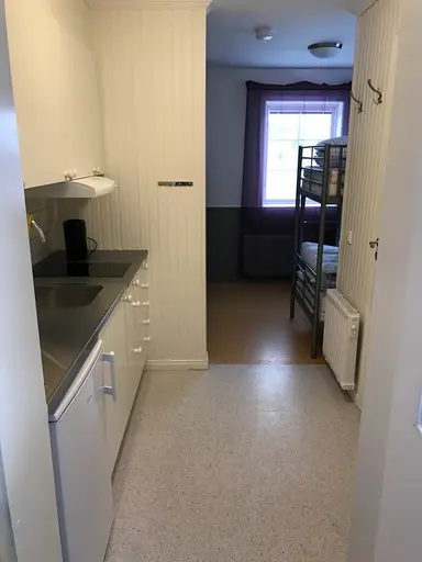 Fyra enrumslägenheter med 4 bäddar vardera finns att hyra.