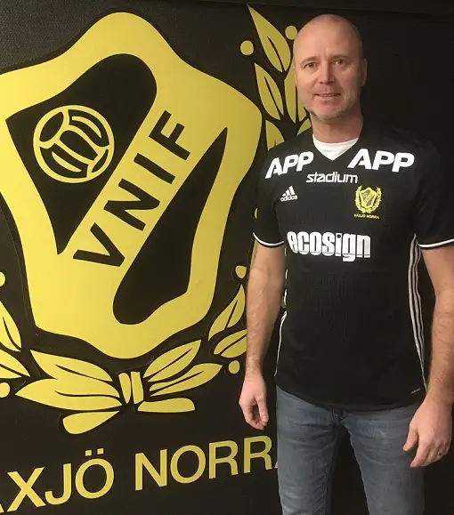 Nöjd klubbchef med nya matchtröjan