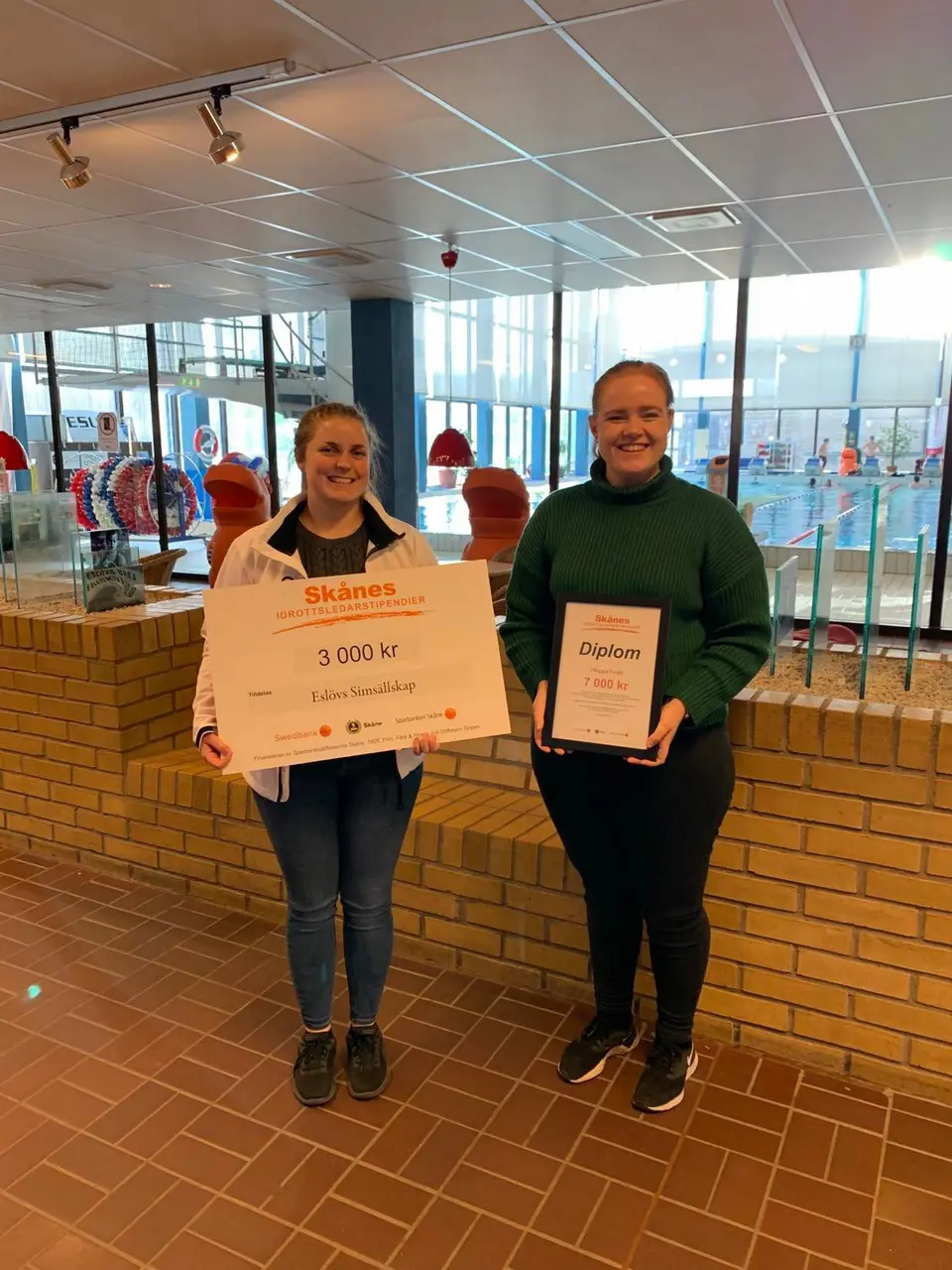 Representant från Sparbanken Skåne och tränare Filippa Fridh