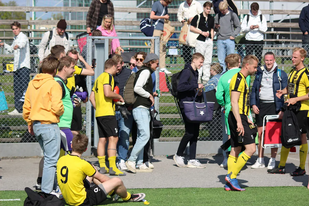 Matchen hann knappt blåsas av innan festen började